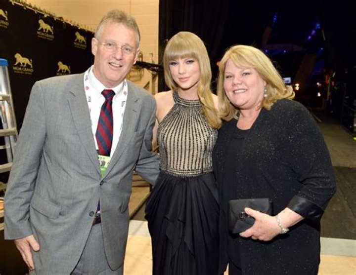 Unveil The Sibling Dynamics Of Taylor Swift: Exclusive Insights For 2024